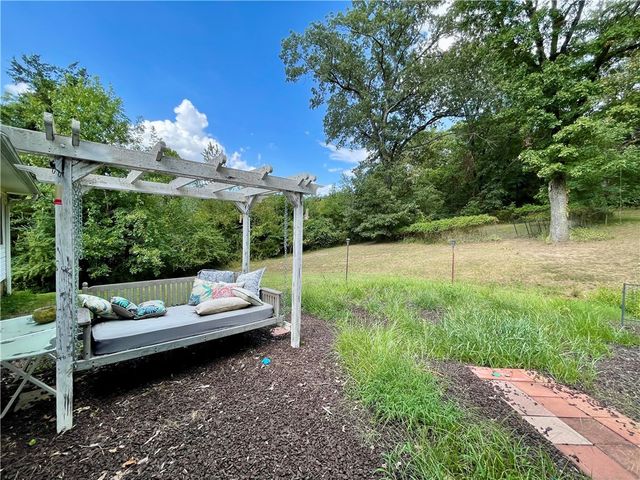 601 Parrott Drive, Huntsville, AR 72740
