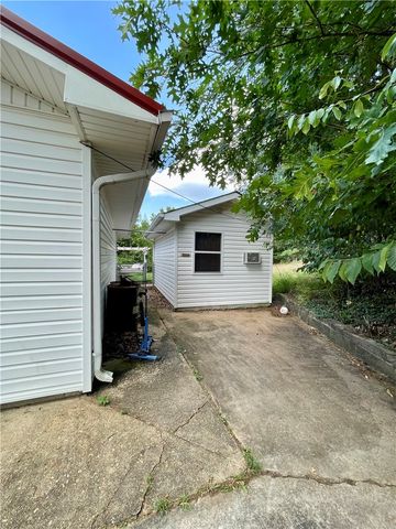 601 Parrott Drive, Huntsville, AR 72740