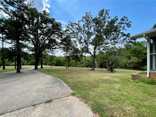 601 Parrott Drive, Huntsville, AR 72740