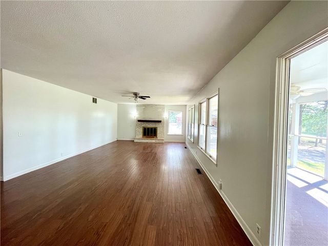601 Parrott Drive, Huntsville, AR 72740