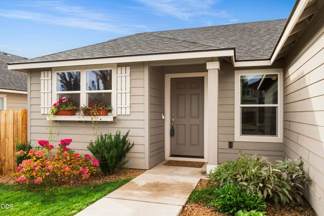 3822 SW Pumice Avenue, Redmond, OR 97756