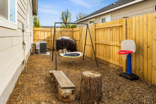 3822 SW Pumice Avenue, Redmond, OR 97756
