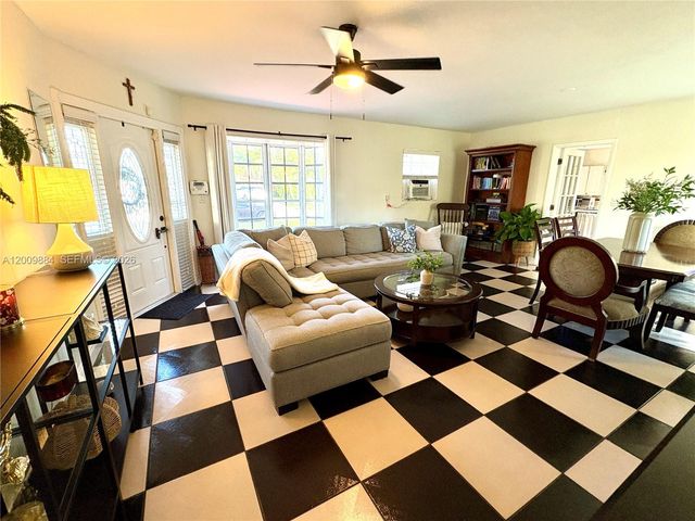 6861 Freedom St, Hollywood, FL 33024