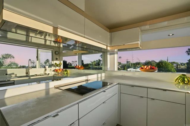 5628 Linda Rosa, La Jolla, CA 92037