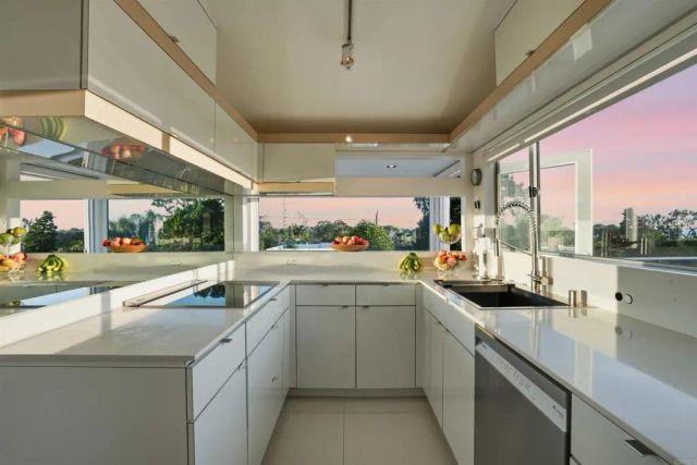 5628 Linda Rosa, La Jolla, CA 92037