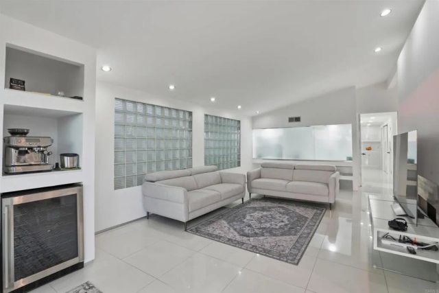 5628 Linda Rosa, La Jolla, CA 92037