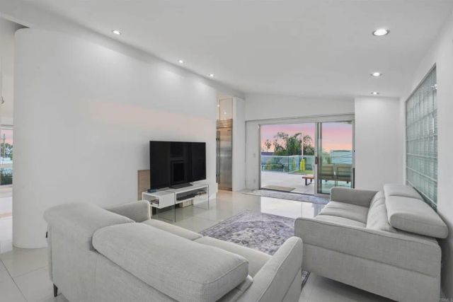 5628 Linda Rosa, La Jolla, CA 92037