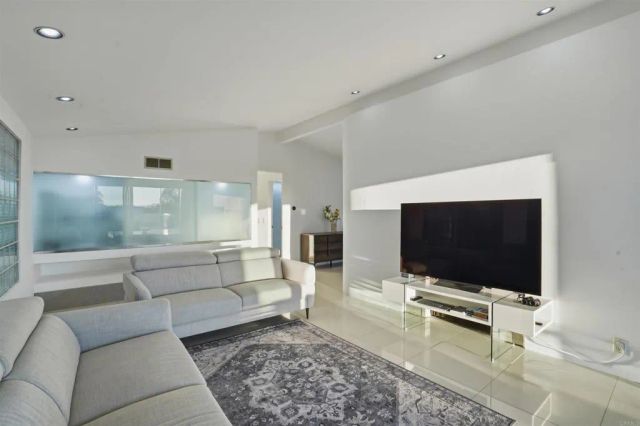 5628 Linda Rosa, La Jolla, CA 92037