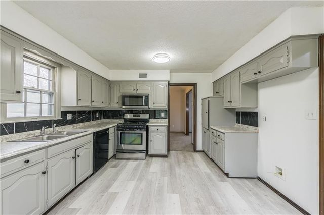 6701 E 127 Street, Grandview, MO 64030