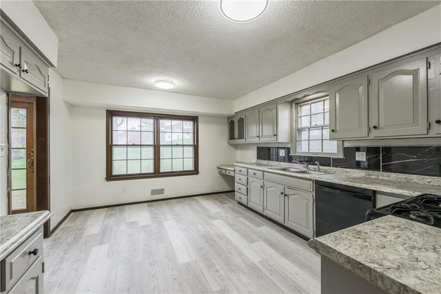 6701 E 127 Street, Grandview, MO 64030