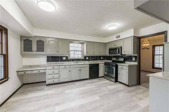 6701 E 127 Street, Grandview, MO 64030