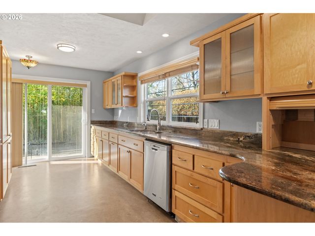 810 E 20TH Ave, Eugene, OR 97405