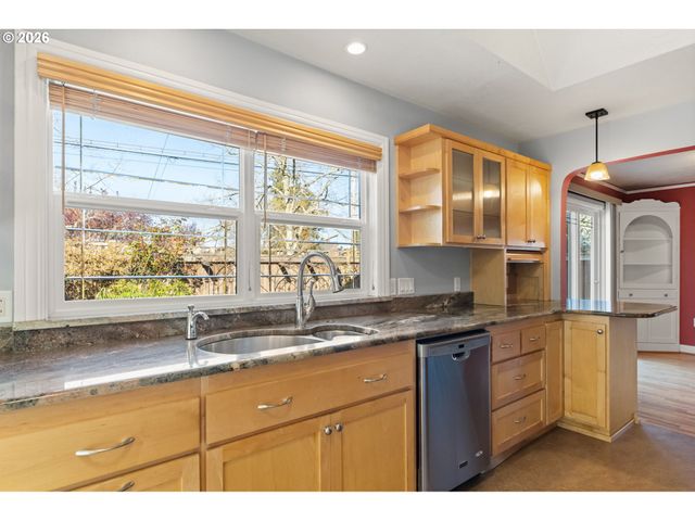 810 E 20TH Ave, Eugene, OR 97405