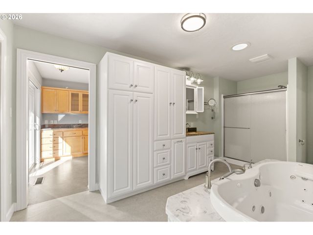 810 E 20TH Ave, Eugene, OR 97405