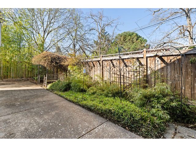 810 E 20TH Ave, Eugene, OR 97405