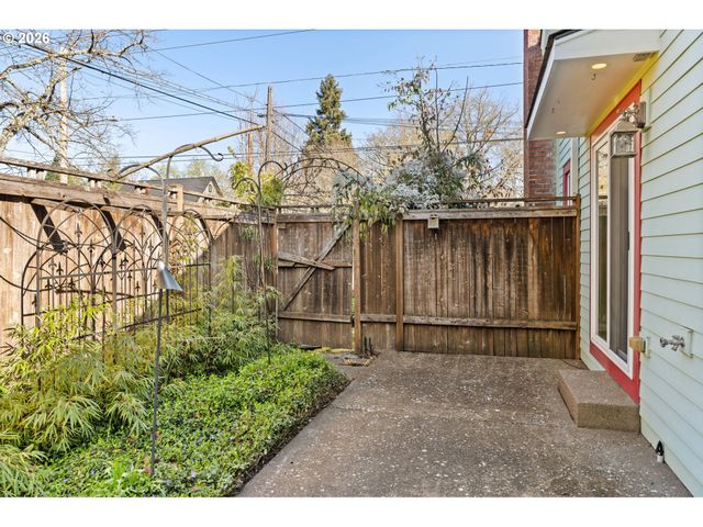 810 E 20TH Ave, Eugene, OR 97405