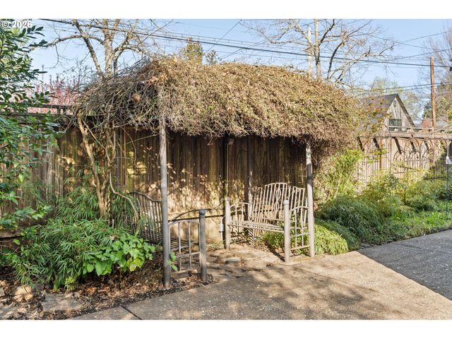 810 E 20TH Ave, Eugene, OR 97405