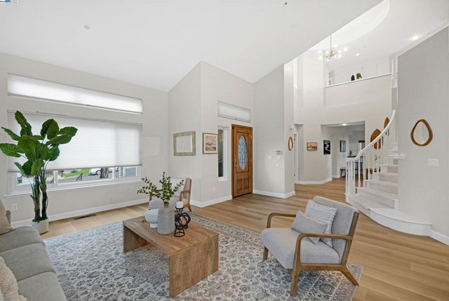 28475 Fox Hollow Dr, Hayward, CA 94542