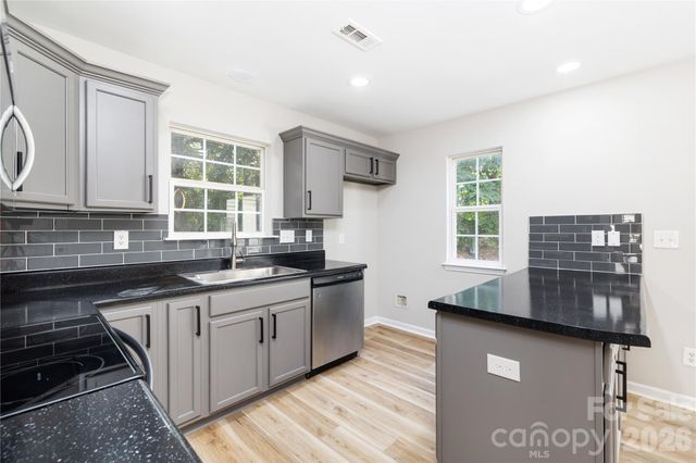 136 Mangum Circle, Mooresville, NC 28117