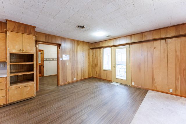 1228 S Ralls Highway, Floydada, TX 79235