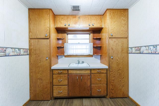 1228 S Ralls Highway, Floydada, TX 79235