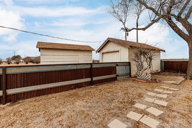 1228 S Ralls Highway, Floydada, TX 79235
