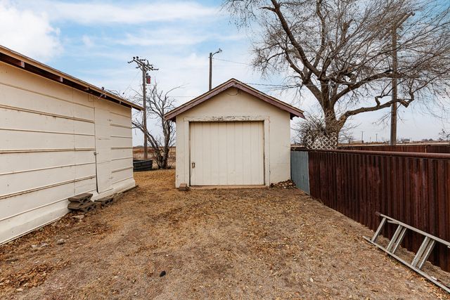 1228 S Ralls Highway, Floydada, TX 79235