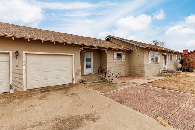 1228 S Ralls Highway, Floydada, TX 79235