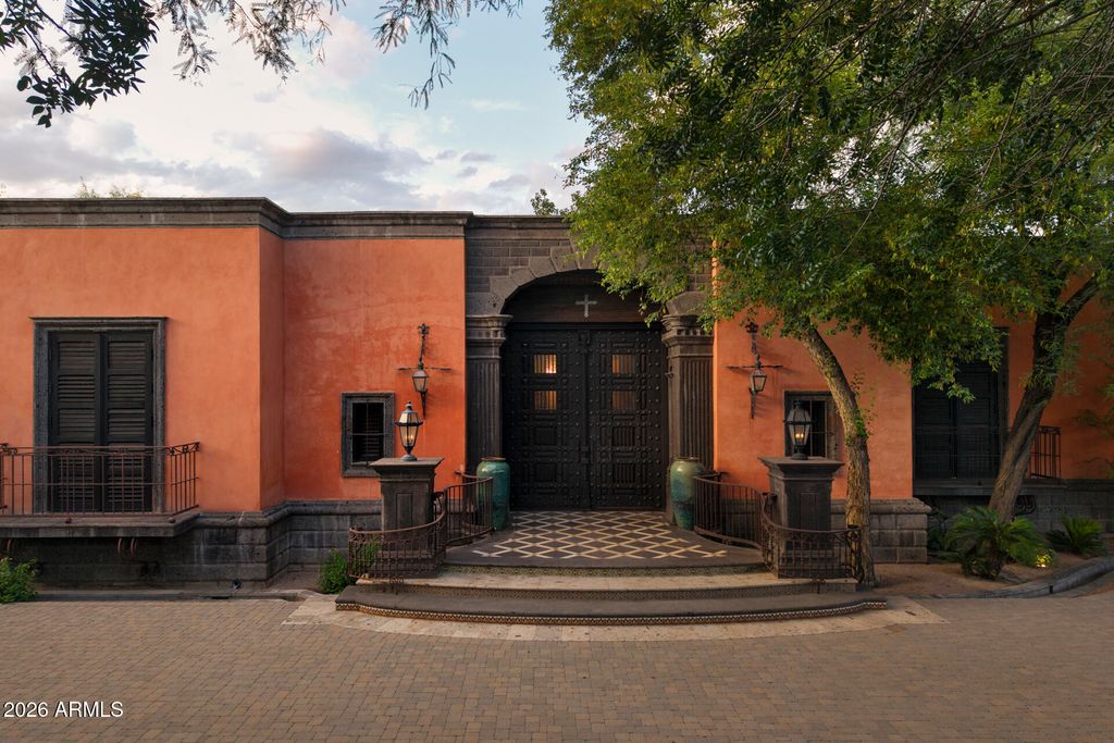 8100 N 68TH Street, Paradise Valley, AZ 85253 — exterior