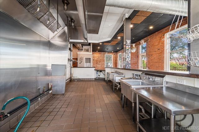 29 W New York Street, Aurora, IL 60506