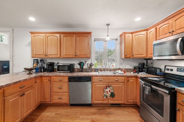 86 Oakland St, Stoughton, MA 02072