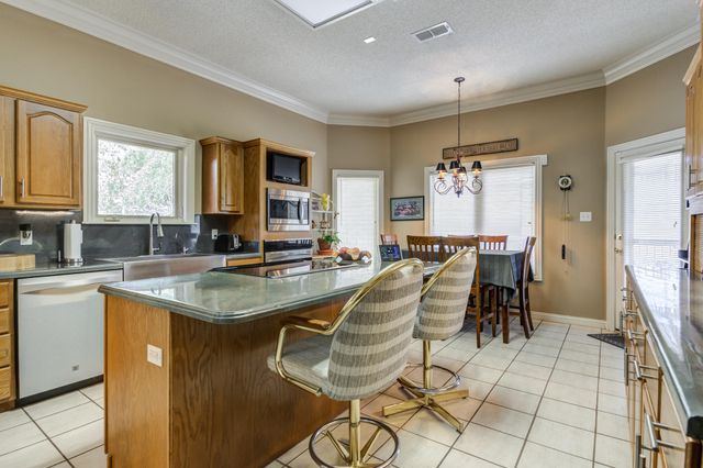 30 W Lakeshore Drive, Ransom Canyon, TX 79366