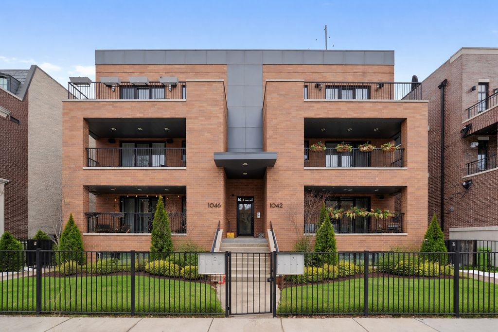 1042 W Altgeld Street 3, Chicago, IL 60614