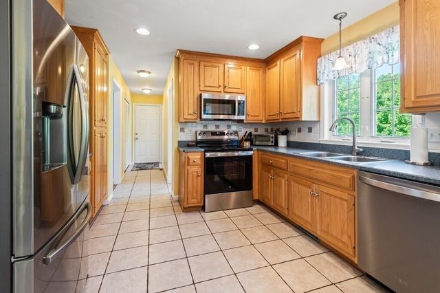 9 Gannett Way, Hopedale, MA 01747