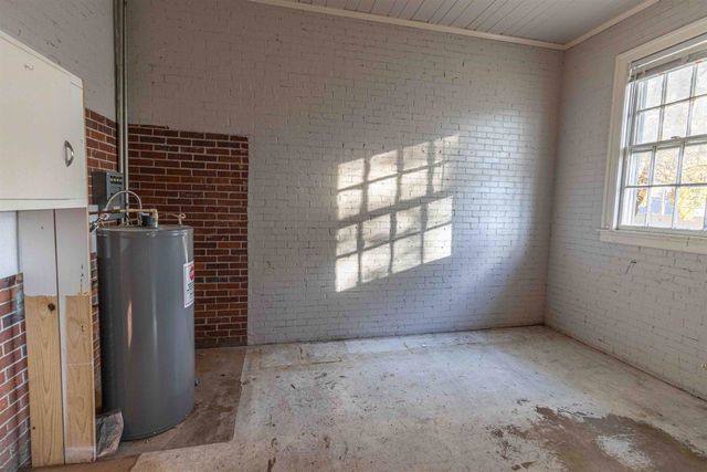 401 E POPLAR AVE, Selmer, TN 38375