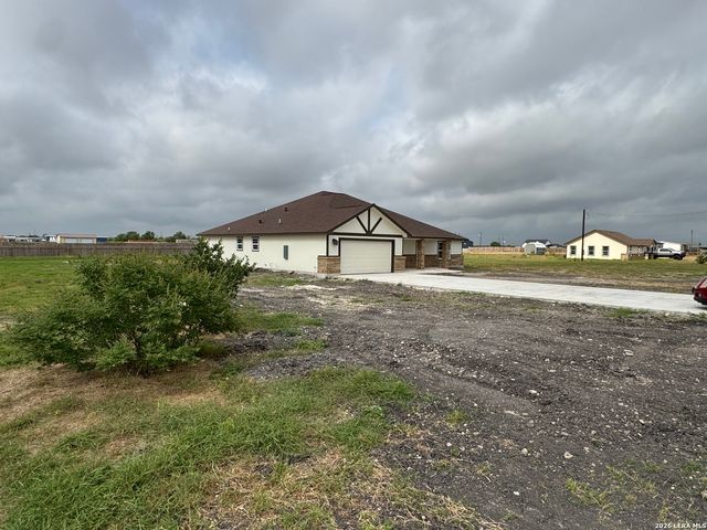 472 County Rd. 679, Natalia, TX 78059