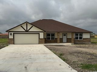 472 County Rd. 679, Natalia, TX 78059
