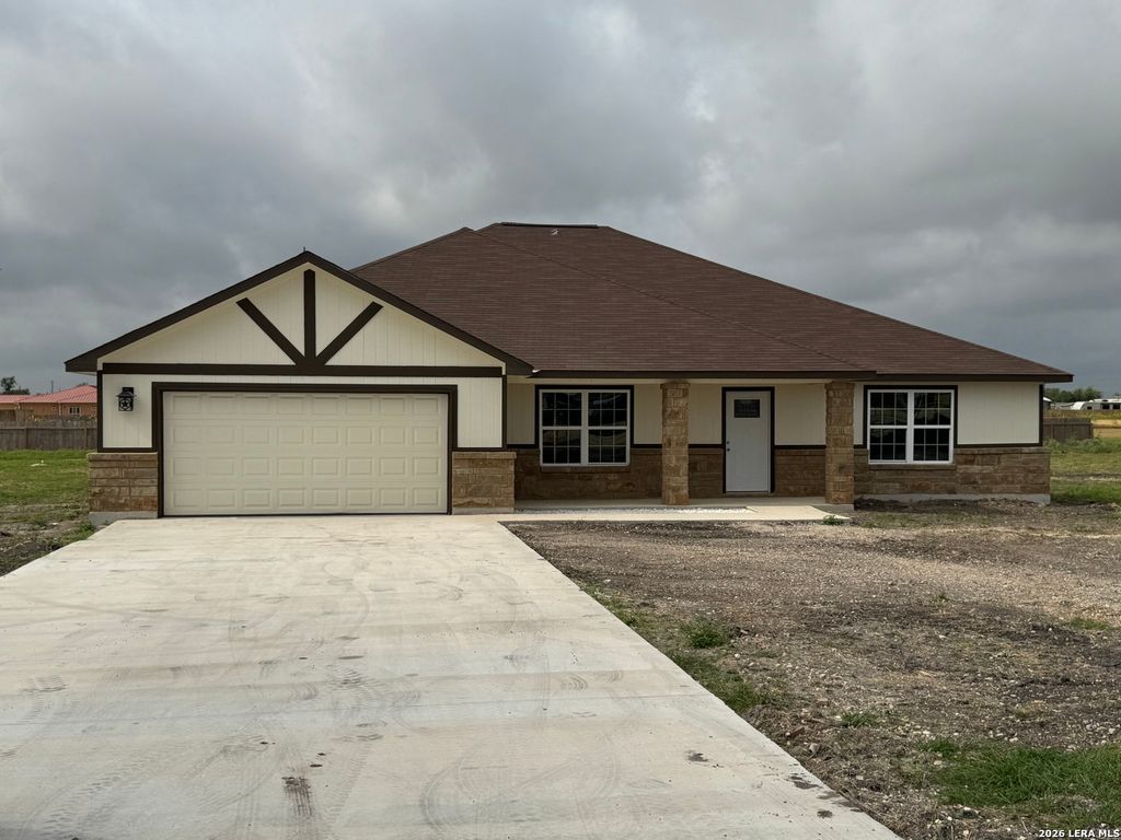 472 County Rd. 679, Natalia, TX 78059