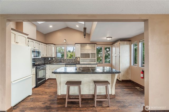 205 Beacon Hill Drive, Hoquiam, WA 98550