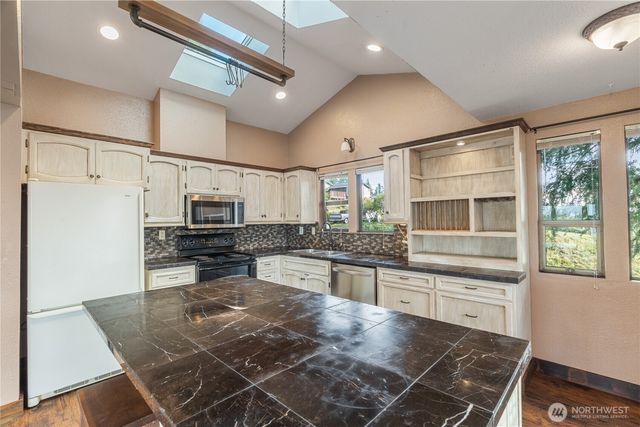 205 Beacon Hill Drive, Hoquiam, WA 98550