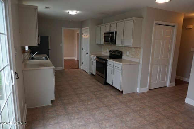 407 Sundown Court, Hubert, NC 28539