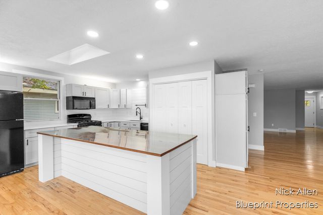 7093 Peninsula Drive NE, Rockford, MI 49341