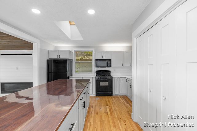 7093 Peninsula Drive NE, Rockford, MI 49341