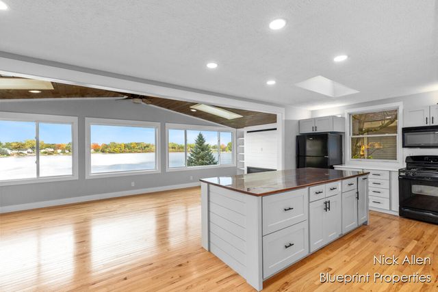 7093 Peninsula Drive NE, Rockford, MI 49341