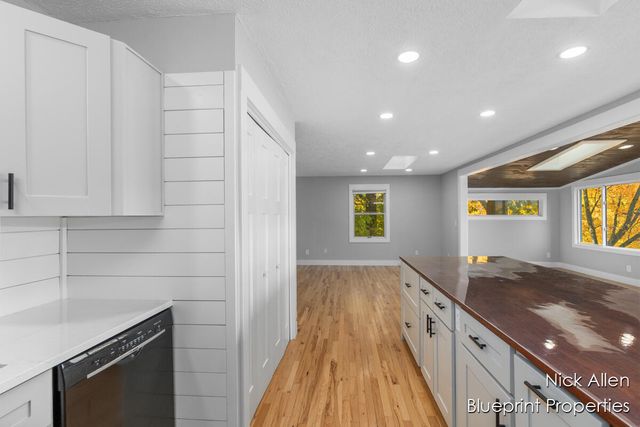 7093 Peninsula Drive NE, Rockford, MI 49341