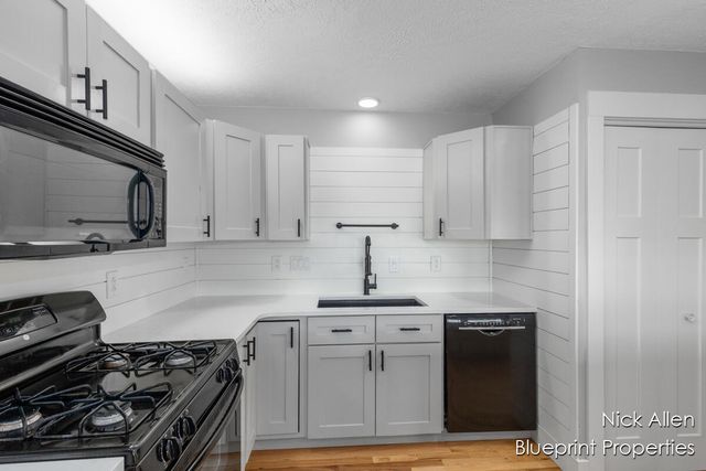 7093 Peninsula Drive NE, Rockford, MI 49341