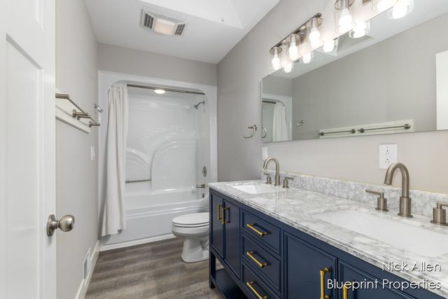 7093 Peninsula Drive NE, Rockford, MI 49341