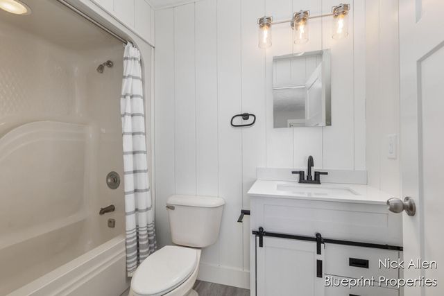 7093 Peninsula Drive NE, Rockford, MI 49341