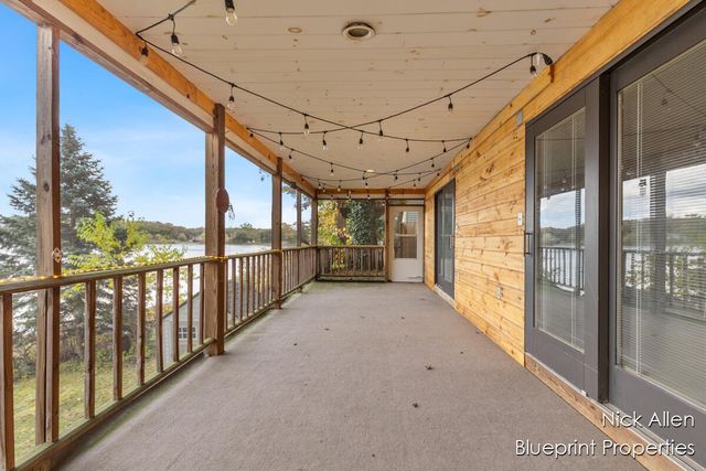 7093 Peninsula Drive NE, Rockford, MI 49341