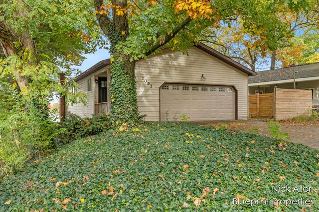 7093 Peninsula Drive NE, Rockford, MI 49341